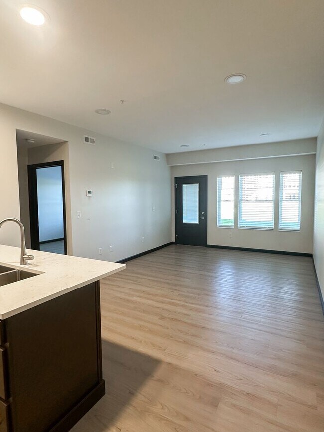 Photo - New! Beautiful 1 Bed, 1 Bath Apartment in ... Unit 2010-104