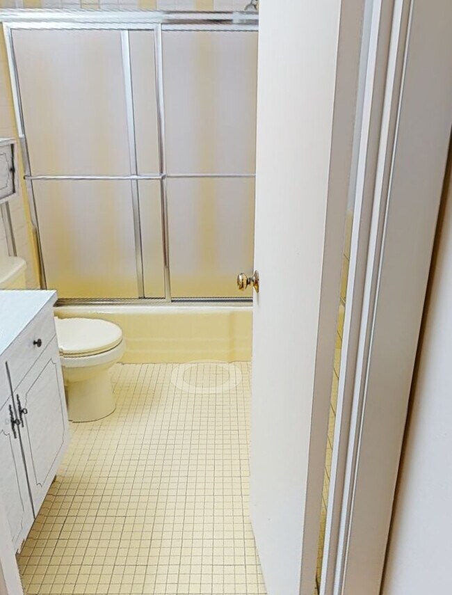 Photo - 133 Chiswick Rd Unidad 504