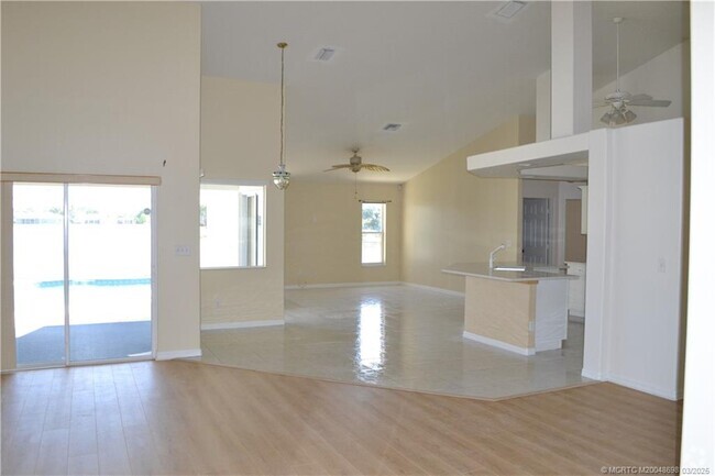 Building Photo - 347 SW Panther Trce Rental