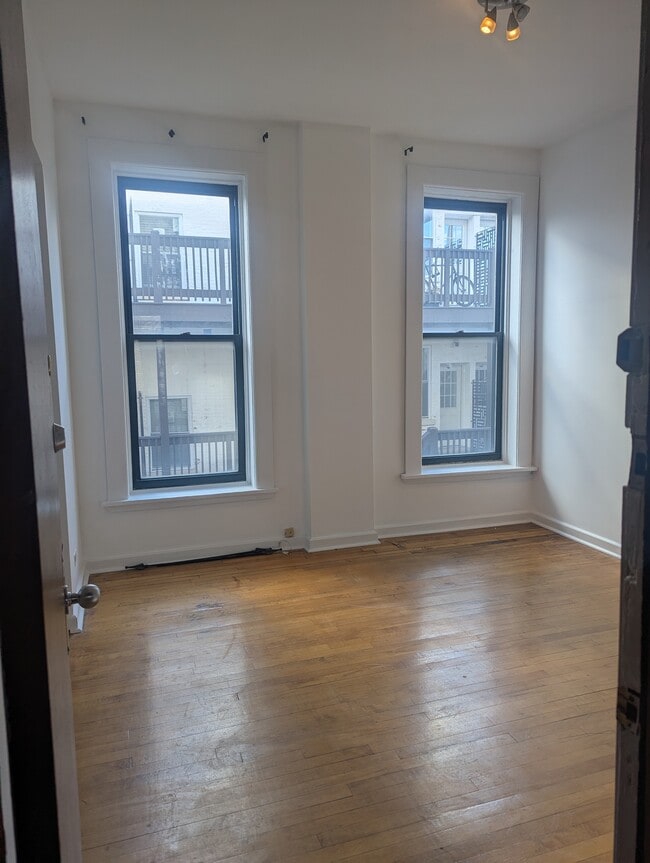 Living Room - 1230 W Hubbard St Unit #2