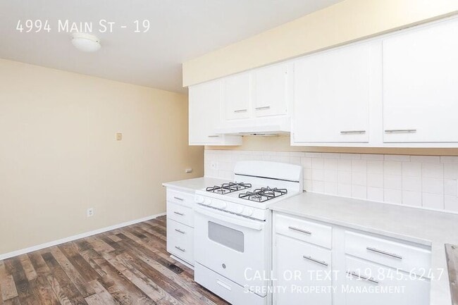 Photo - 4994 Main St