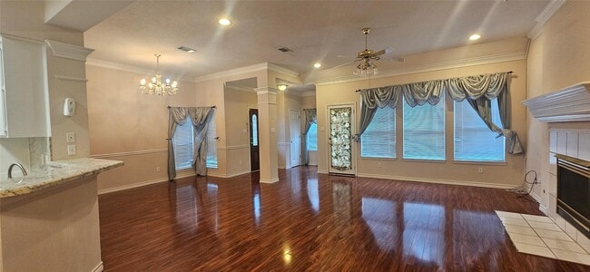 Building Photo - 1903 N Travis St