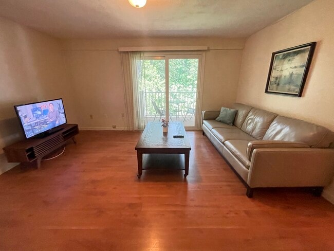 Building Photo - 8 Post Oak Ln Unit Bright and sunny 2 bedroom 2 bath