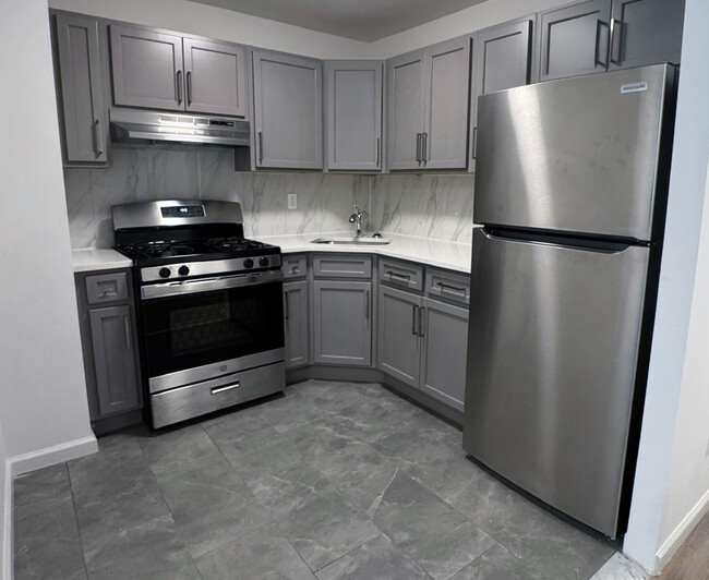 Recessed kitchen with all new appliances - 50 Buffalo Ave Apartamentos Unidad 1