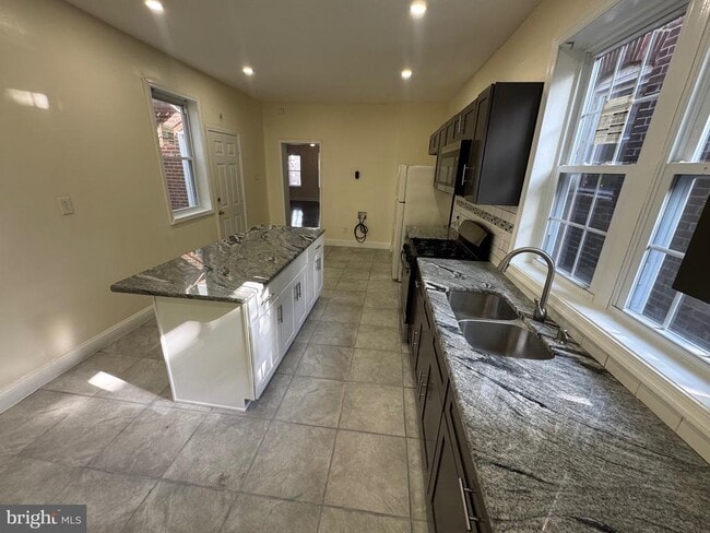 Photo - 2411 West St