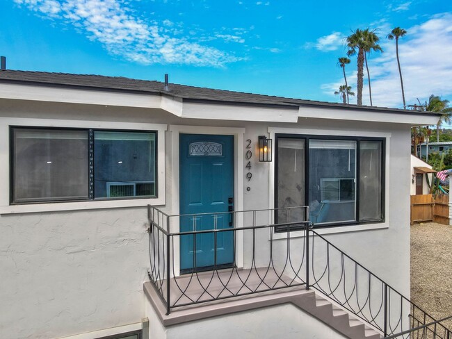 Building Photo - STUNNING REMODELED UPSTAIRS 2BD/2BA Unit 2049 Diamond Street