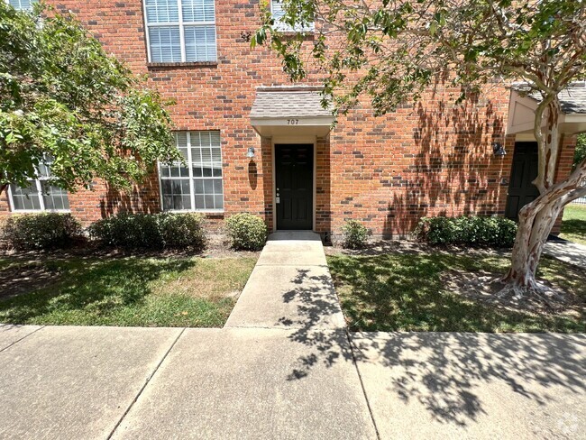 Building Photo - University View, Gated 2 Bedroom Condo For... Unit 707