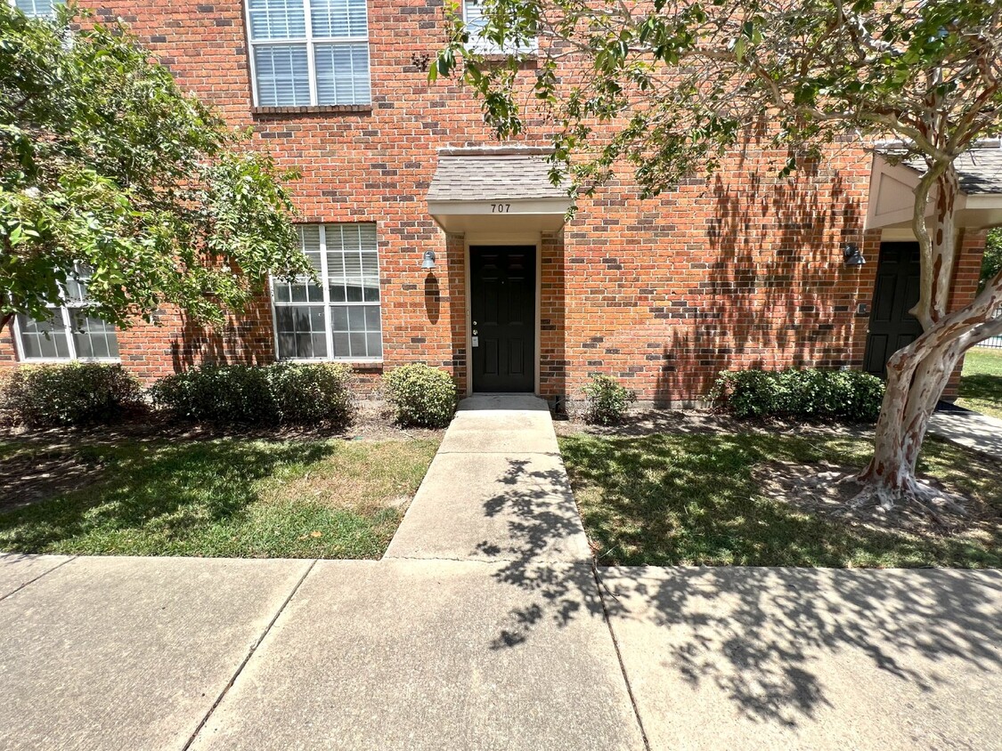 University View, Gated 2 Bedroom Condo For... - University View, Gated 2 Bedroom Condo For...