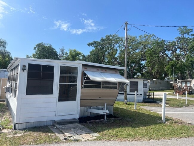 Photo - 1/1 Mobile Home - Rent to own - Zephyrhills, FL Unit 10