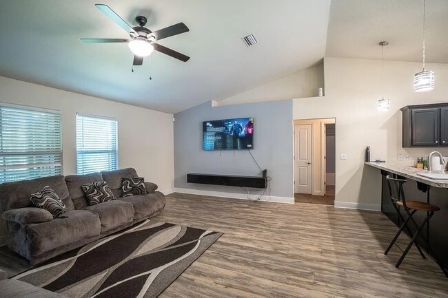 Photo - 191 Conquest Ave