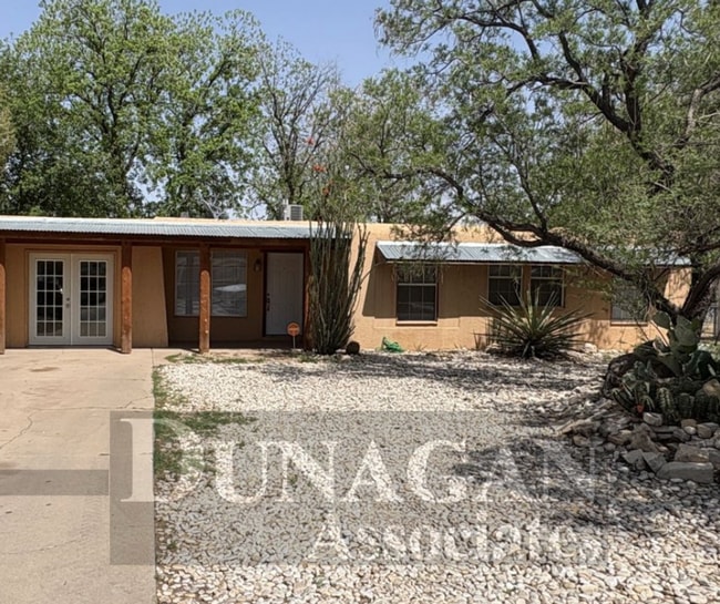 Building Photo - 3 Bedroom - 1 Bath home