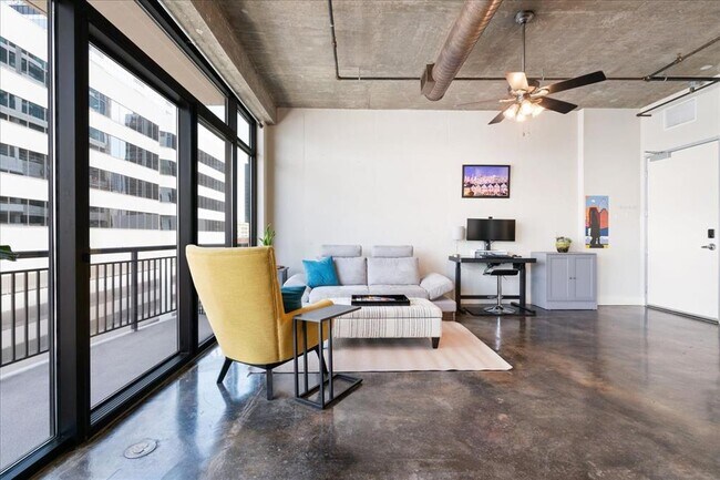 Photo - 311 W 5th St Unidad 806 Rental