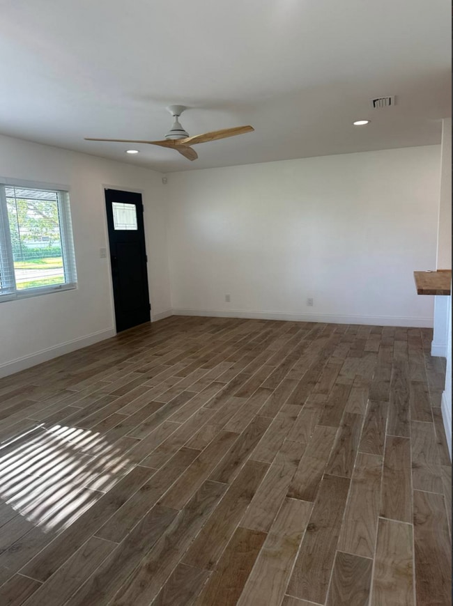 Photo - 4390 Maple St NE