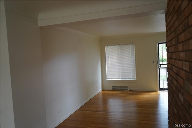 Photo - 16145 Baylis St