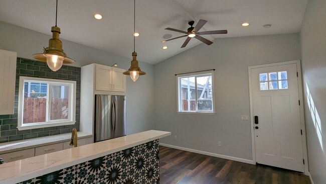 Building Photo - Private 1 Bed 1 Bath Back House with Yard ...