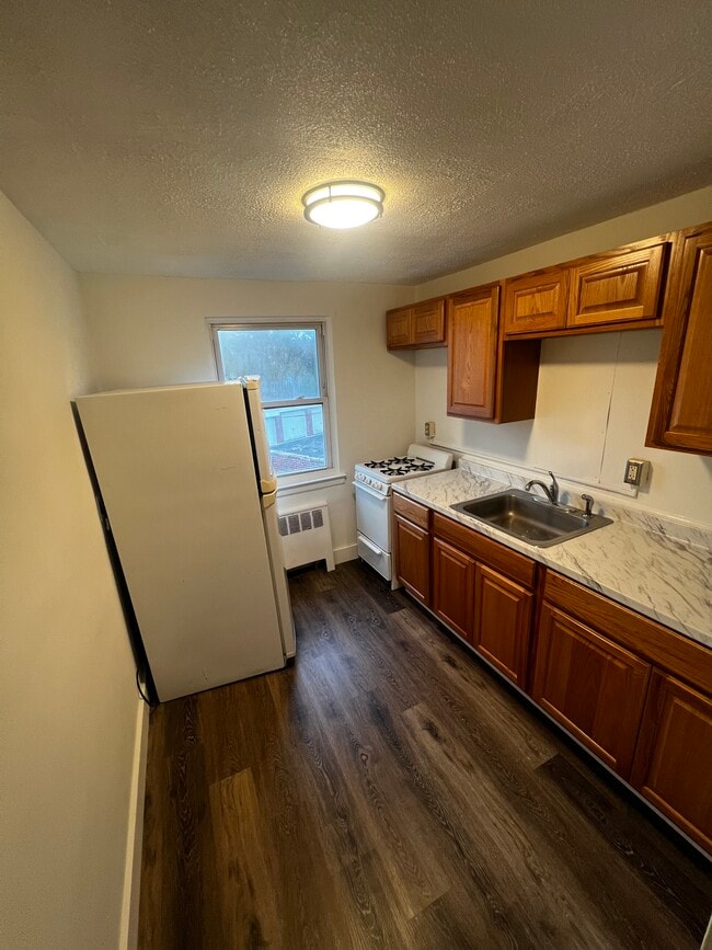 Building Photo - 9B Carolyn Ter Unit 9 B Carolyn Terrace Rosel