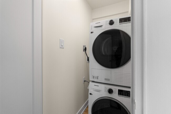 Photo - 2440 Queen Street East Unit 1