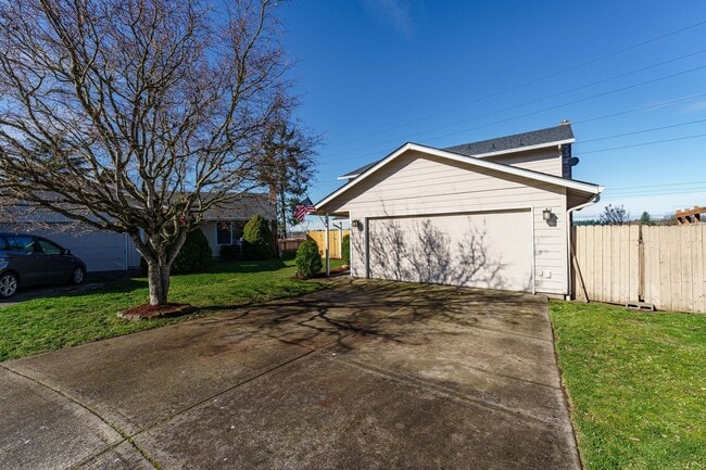 Photo - 4 Bedroom 2.5 Bathroom With Large Fenced B...