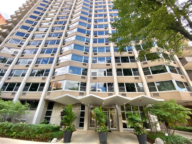 Building Photo - 555 W Cornelia Ave Rental