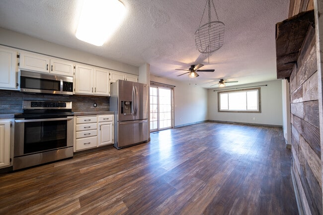 Photo - 1705 Slater Ln