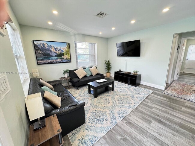Photo - 236 SE 9th Ave Unidad 1A