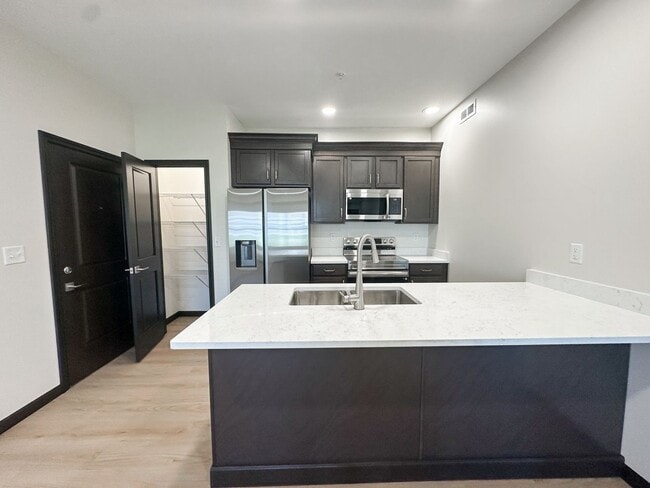 Building Photo - New! Beautiful 1 Bed, 1 Bath Apartment in ... Unit 2010-104