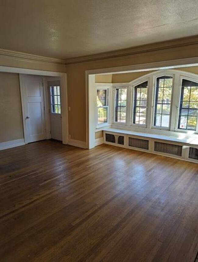 3035 N Stowell Ave Unit 3037 N Stowell Upper