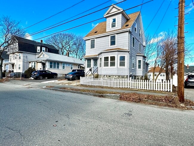 Photo - 98 Safford St