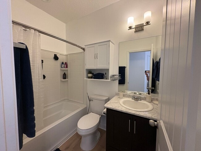 Photo - MOVE IN SPECIAL: $1000 OFF 1ST MONTH'S RENT!**