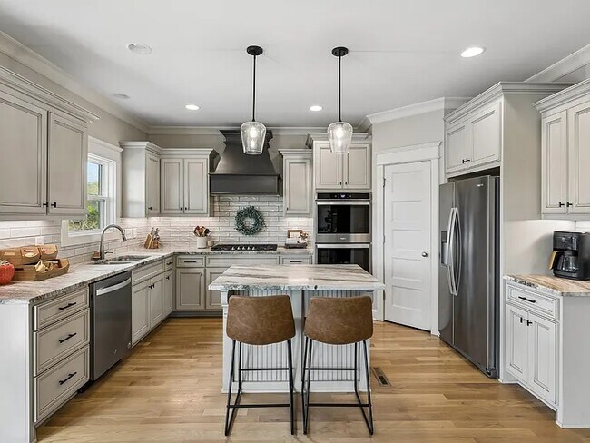 Photo - 230 Amana Dr