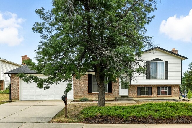 Spacious Tri-Level Home on Corner Lot – Av... - Spacious Tri-Level Home on Corner Lot – Av...