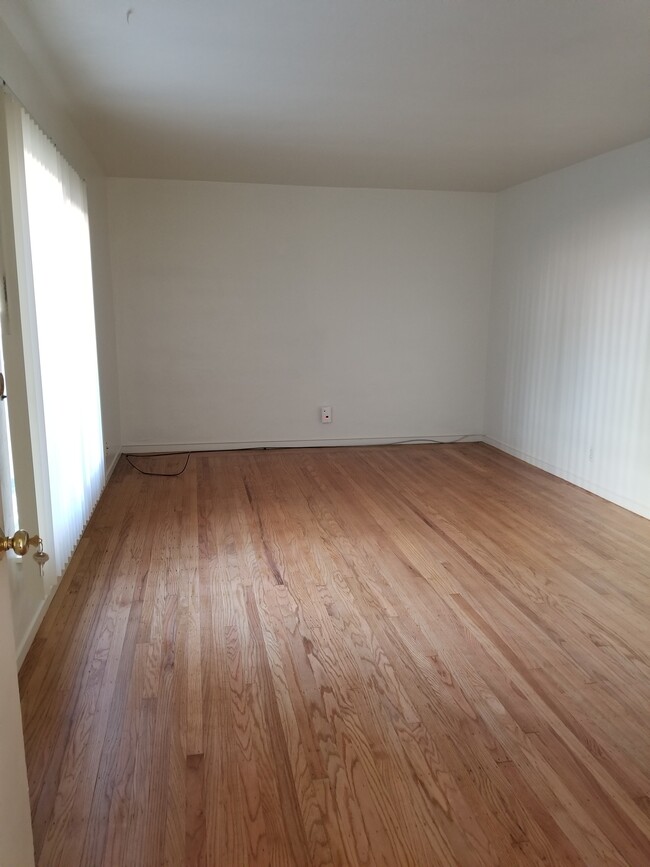 living room - 1807 Martin Luther King Jr Way Apartments Unit #C