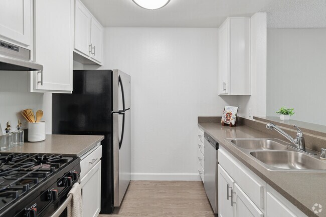 2BR, 2BA - 859SF - Kitchen - Laurel Terrace