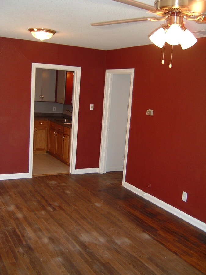 Living room / dining room - 115 Golden Crown Dr