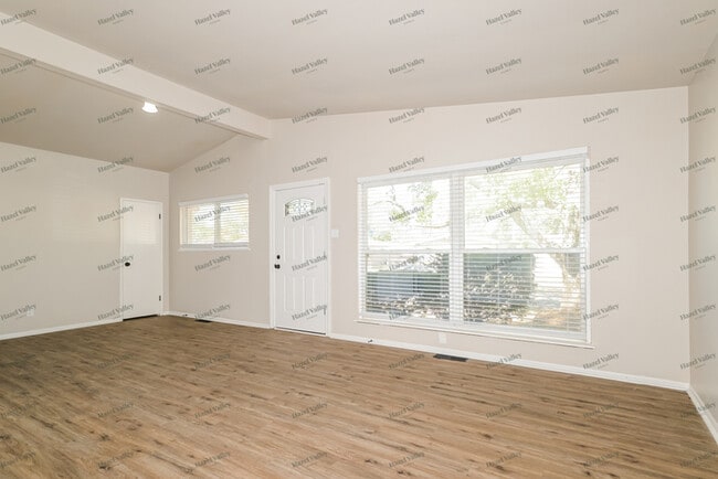 Photo - 380 Moule Dr