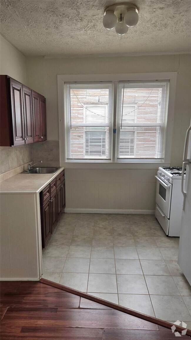 Building Photo - 68-33 79th St Rental