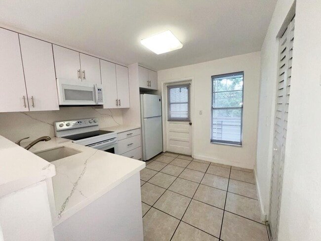 Building Photo - 3777 NW 78th Ave Unit 46E