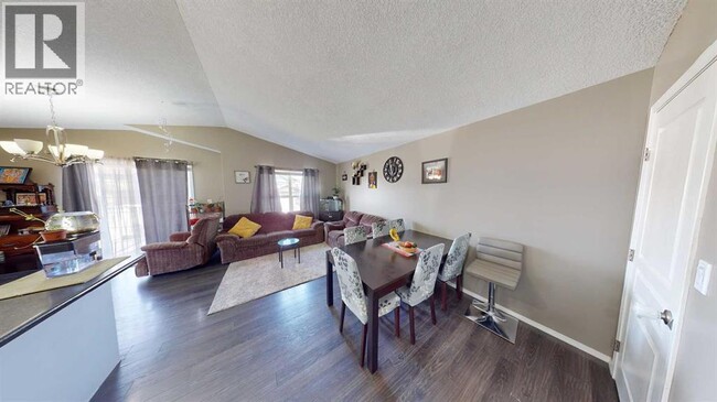 Photo - 12205-12103 103 St