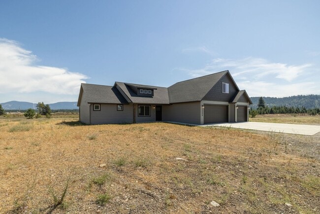 Building Photo - Beautiful home on 5 Acres