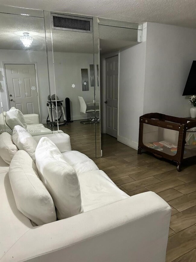 Building Photo - 1560 W 46th St Unit 122