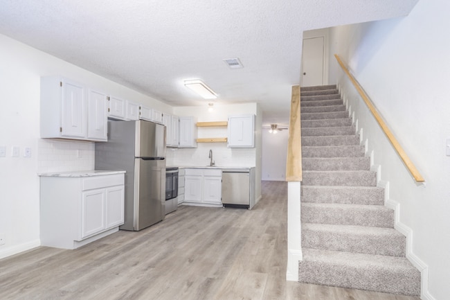 Building Photo - 3 Amanda