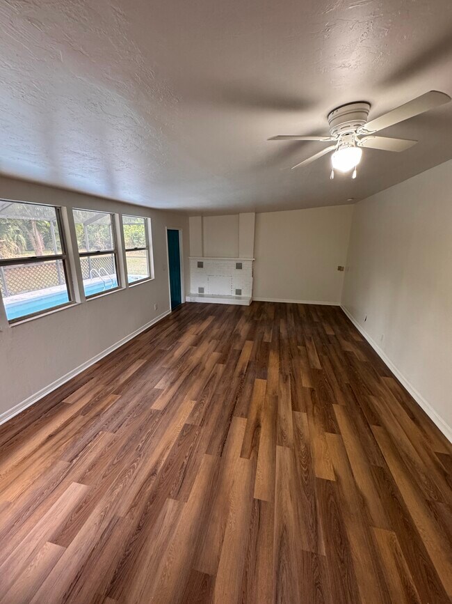 Family Room - 1840 Maple Ave House