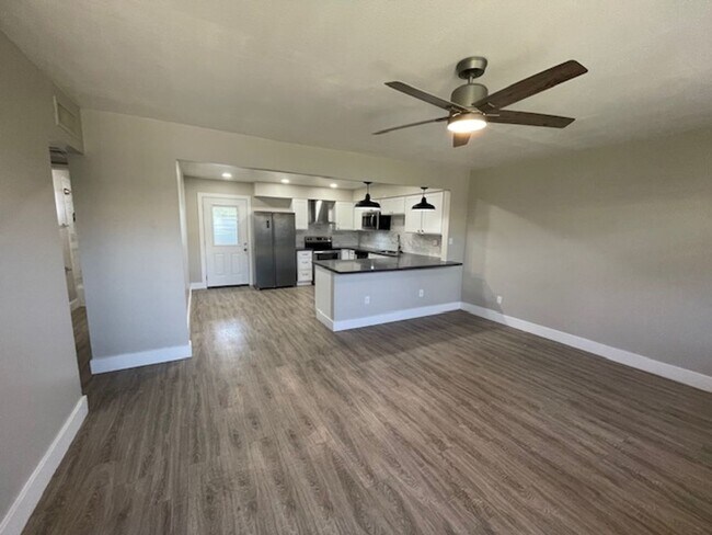 Photo - Rossmore Apartments