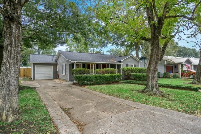 Photo - 1110 Woods Dr