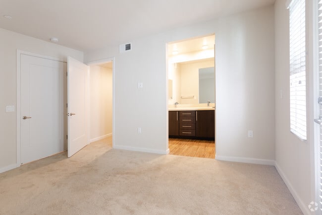 2HAB, 2BA - Plano B - Dylan Point Loma