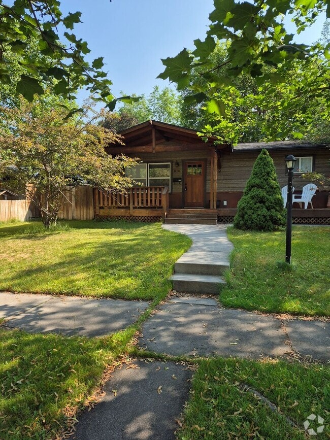 Building Photo - 4 Bed | 2 Bath House in the lower Rattlesnake