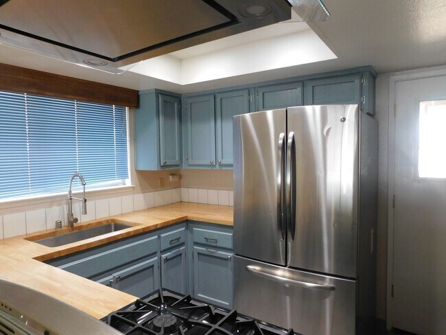 Photo - Spacious 3bd 2.5ba Quiet location.