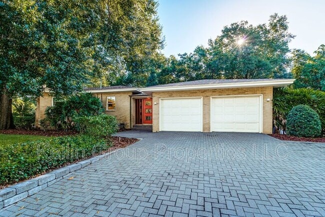 1203 Easton Dr