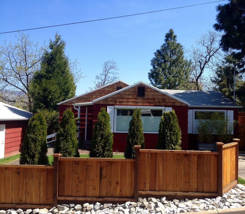 Lovely 3 Bedroom Home with Large Fenced Ya... - Lovely 3 Bedroom Home with Large Fenced Ya...