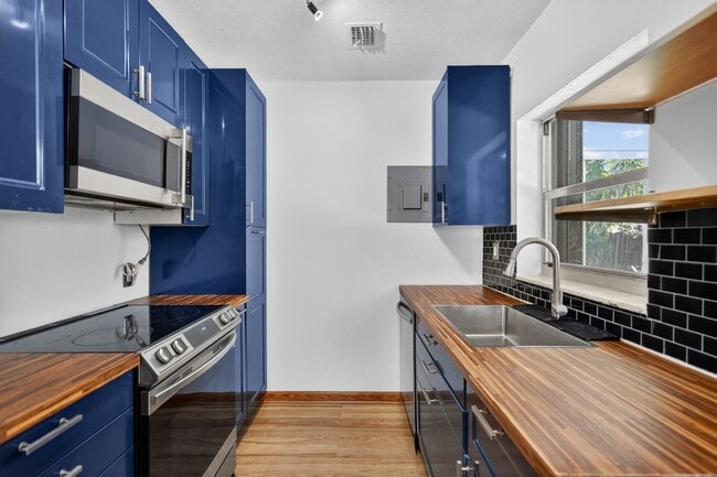 Building Photo - 76 NE 170th St